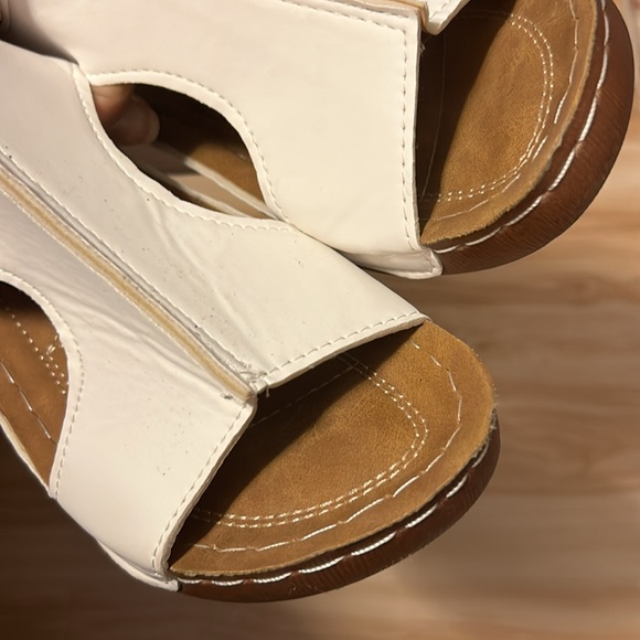 EUC,WHITE sandals,size 8M,worn once,very lightweight,faux LEATHER, Velcro strap - Picture 7 of 13